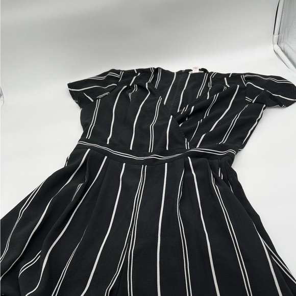 Xhilaration Size Medium Black & White Striped - Picture 3 of 15